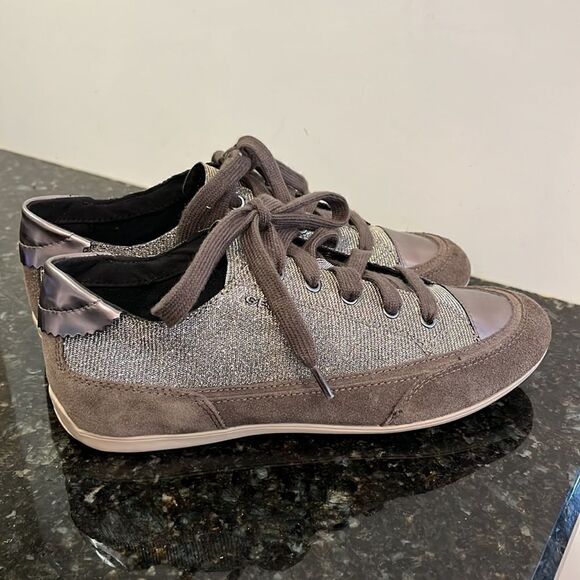 Women’s Geox Respira Brown Suede Sparkle Shoe with laces. Size 6. - Picture 2 of 8